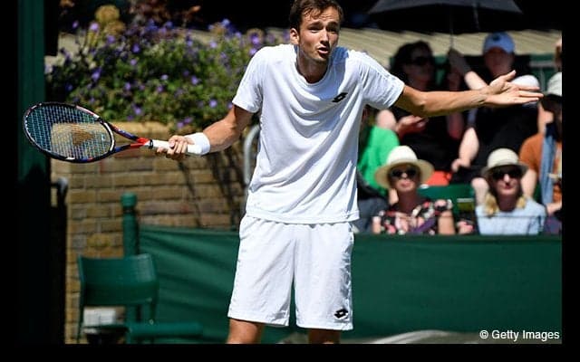 負けたメドベデフが審判にコインを投げる [ウィンブルドン]