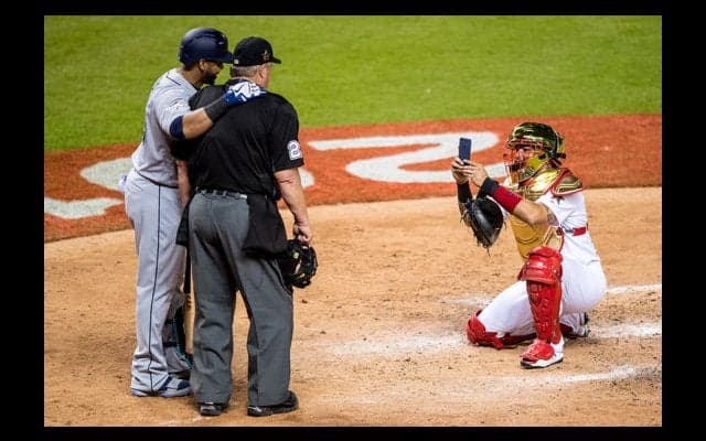 MLB球宴で珍事　打者が試合中に球審と記念撮影、球宴8度の名捕手も粋な対応