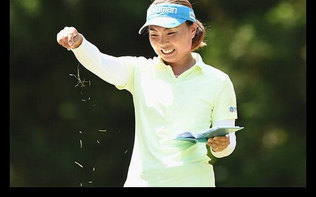 岩橋里衣が単独トップ　3打差に上田桃子、堀琴音