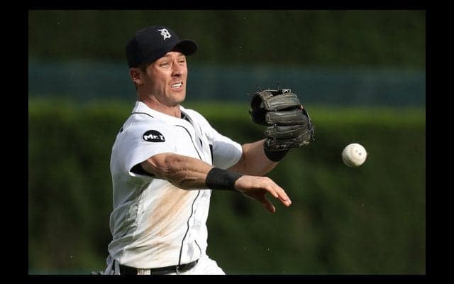 MLBならではの“ビッグプレー”!?　二塁手が右翼線への痛烈ゴロ捕球→一塁送球