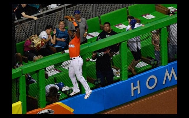 【MLB】イチローの同僚オズナ、フェンス“よじ登り”キャッチで「本塁打を強奪」