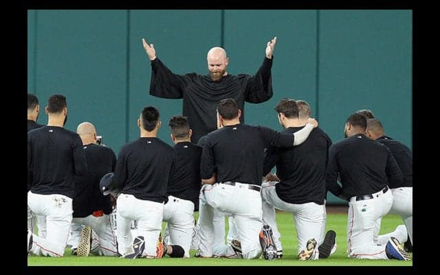 ベテラン外野手のグラブを“葬式”に…メジャーで試合前に前代未聞の儀式