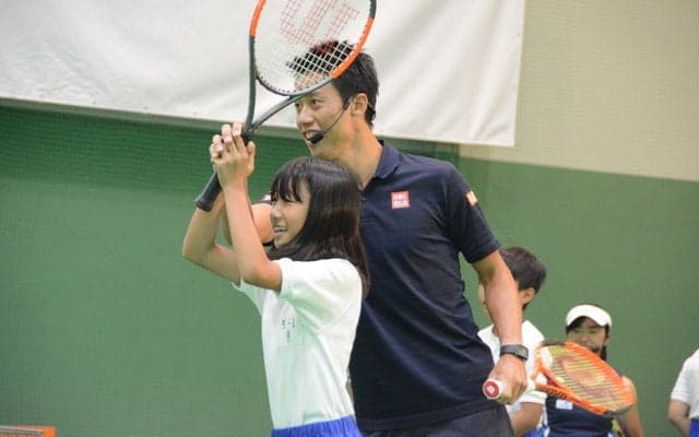錦織圭、小学生とテニス交流…「わ、やば」思いっきり打ち返してしまうシーンも！