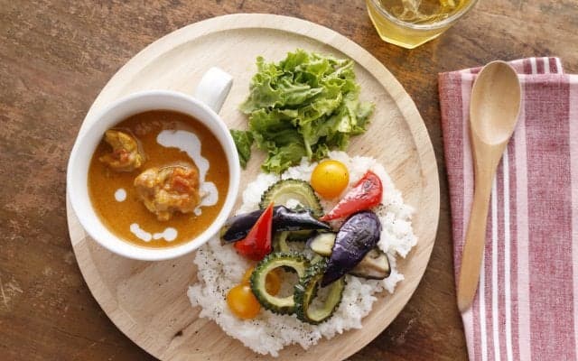 暑い日にこそ食べたい！お肉と夏野菜たっぷりのチキンカレー【スポーツキッズのためのガッツリ飯 Vol.6】