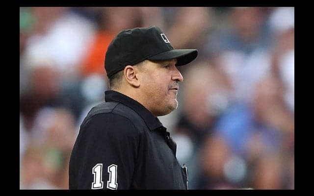 【MLB】打者も頭抱えるアクシデント　強烈打球が塁審の頭部へ、間一髪で直撃回避