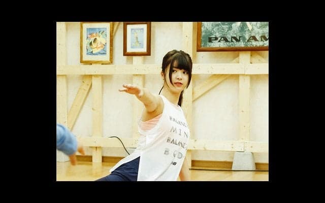 馬場ふみかさん、ハワイアンヨガ「丸太のポーズ」でゴロゴロ