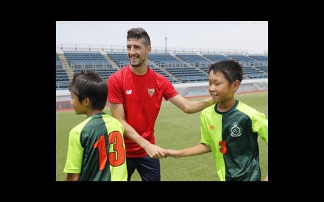 サッカー少年たちに夢の時間。セビージャ選手がクリニックで情熱指導