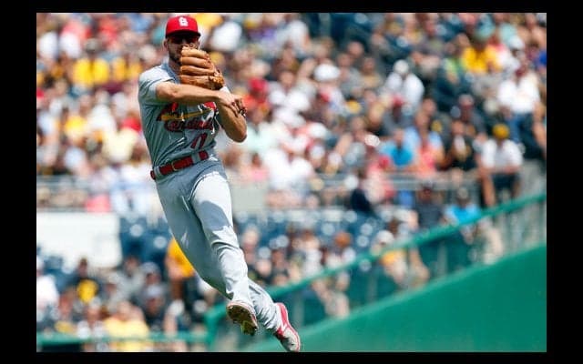 【MLB】23歳遊撃手、三遊間の深い位置から一塁へどよめき呼ぶ送球「素晴らしい肩」