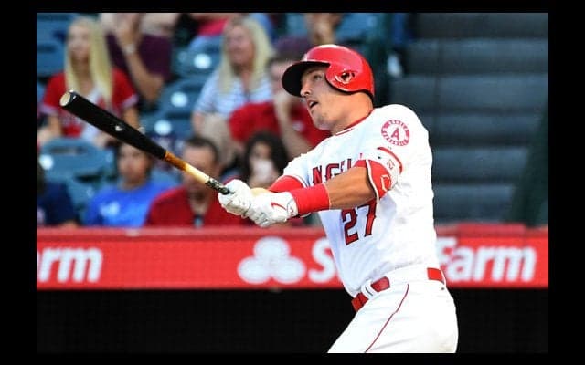 【MLB】ファウル球の危険を“疑似体験”!?　カメラ直撃トラウト打球のド迫力映像