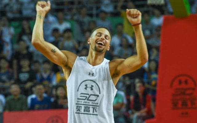 ステフィン・カリーが中国でのイベントでクレイ・トンプソンのダンク失敗を再現