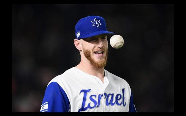 ま、まさか…平凡飛球を外野手が7Mヘディング→見事柵越えの“笑撃弾”が誕生