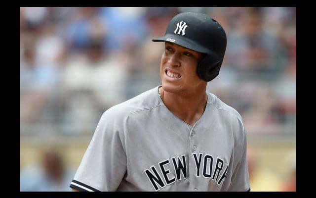 衝撃、空飛ぶ前歯！　サヨナラ勝利祝う輪でヤ軍新人ジャッジの前歯折れる