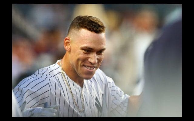 ヤ軍新人ジャッジが学習能力発揮!?　2度目サヨナラ祝福に口元ガードで参加