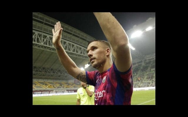 早くも「戦術はポドルスキ」。世界王者は日本人FWとどこが違うのか　