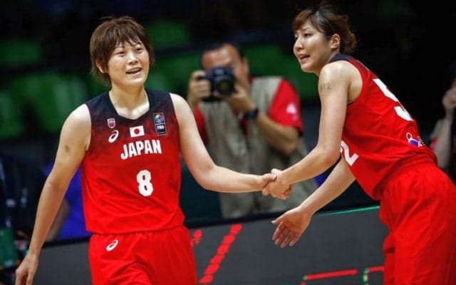 「12」を書き入れ、吉田亜沙美の思いを背負ったチームメート、「このチームのキャプテンで本当に幸せだった」とうれし涙