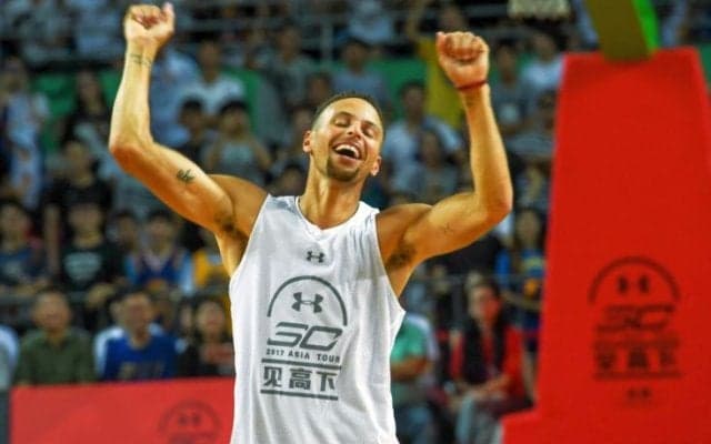 ステフィン・カリーがアジアツアーで大暴れ、ファンが履いていたレブロン・モデルを奪い投げ捨てる『ご乱行』で話題に