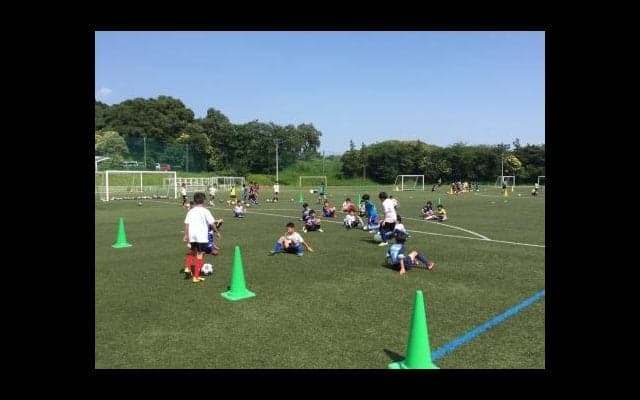 城彰二が小学生を直接指導する「サッカー教室」開催