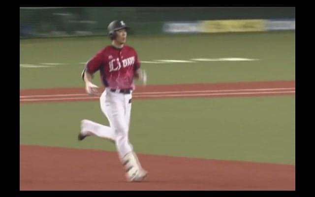 西武秋山が“珍本塁打”　打球がフェンス上で跳ね返り、左翼ポール手前を通過して客席へ