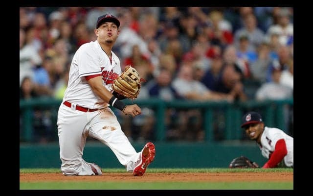 「空中回転」バックホーム＆膝立ち送球　三塁手の驚愕美技連発でファン総立ち