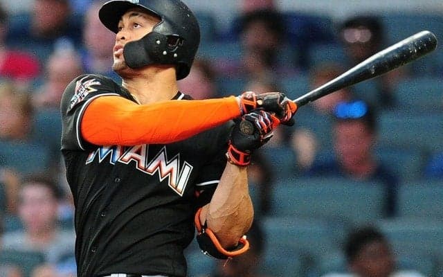 スタントンが1試合2発、特大アーチで球場の最長飛距離を更新