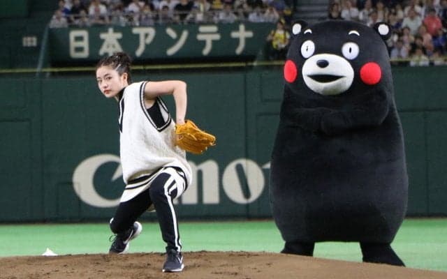 石原さとみ、今年は“サブマリン”投法を披露！