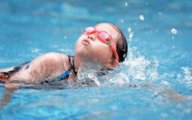 人気が高い水泳！名門スイミングスクールの内容から調べてみた【子どものスポーツ習い事の費用 #1】