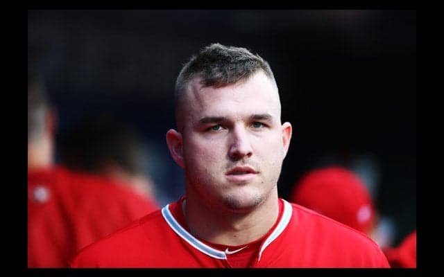 【MLB】トラウト、あらゆるものをぶっかけられる!?　誕生日の“手荒すぎる”祝福が話題