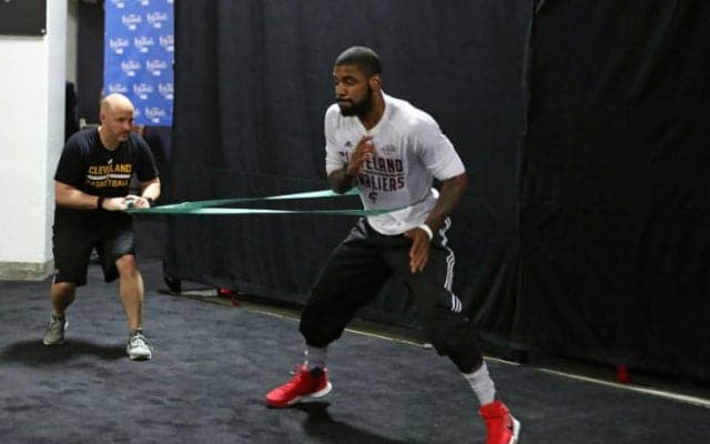 移籍騒動をよそに実戦練習を続けるカイリー・アービング、親しい仲間との練習であっても真剣モード全開