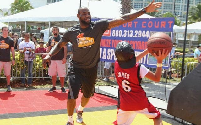 『バスケ中毒』のレブロン・ジェームズ、「みんな、どこでバスケしてんの？」のツィートにファンから参加オファー続々