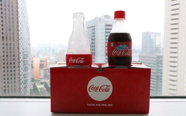 氷の「コカ・コーラ」ボトルが届く「コーク便」が編集部にやってきた！