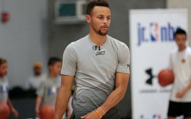 ステフィン・カリーがバスケットボールキャンプでの3ポイントシュート・コンテストで25本中23本を成功させる