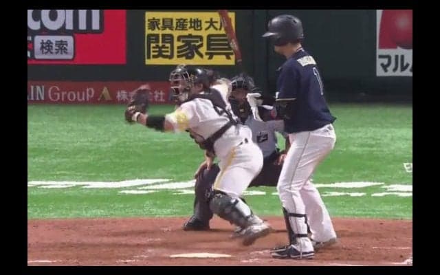 ホークス甲斐の「キャノン砲」炸裂　盗塁死の西野は二塁ベース上で呆然