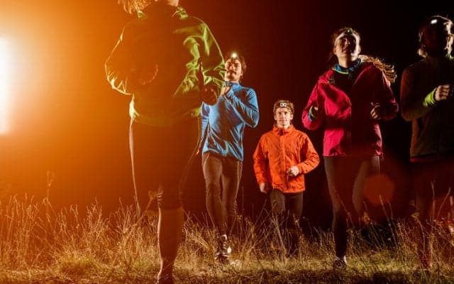 思わぬ事故が起きることも。夜にランニングする際の注意点と必要装備