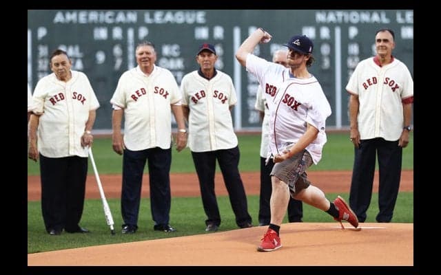 始球式で思わぬ“悲劇”　後方カメラマンに「ストライク！」の爆笑シーン誕生!?