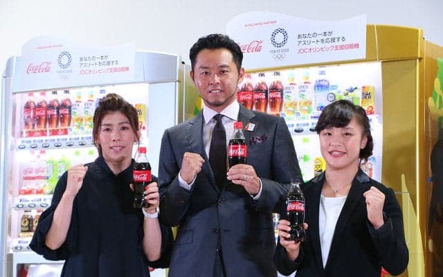 コーラを買って選手を応援！… 『オリンピック支援自販機 メダリストメモリアル機』 除幕セレモニー