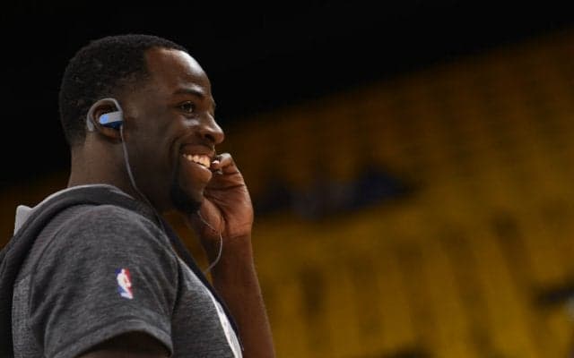 ドレイモンド・グリーンのドッキリ大成功、相手を苛立たせるプレーを「部屋から出て行かないハエ」と表現する少年を驚かす