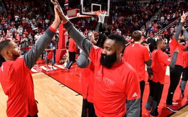 ジェームズ・ハーデンの『Drive by Dunk Challenge』はマイアミ流、海から現れてダンクを決めると海へ帰っていく！