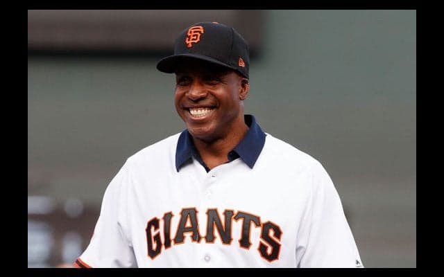 衰え知らず!?　ボンズ氏が美技披露　「ゴールドグラブのスキル」が話題に