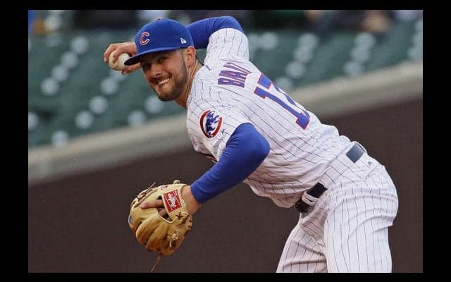 昨季MVPが超美技披露、飛球にジャンプ→グラブで弾いた球を素手キャッチ