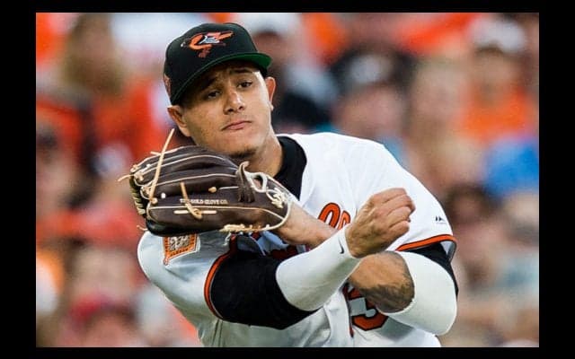 いとも簡単に…　名手マチャド、遊撃の位置から一塁へ華麗ジャンピングスロー