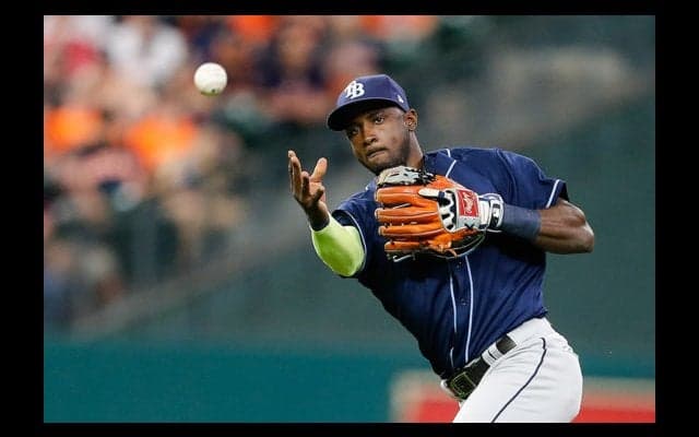 遊撃手のダイブ→“ミサイル送球”で試合終了　驚異の美技に「勝利より感銘的」