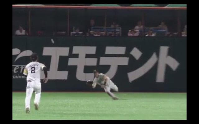 ホークス中村が守備でビッグプレー！　ダイビング好捕で金子侑の安打奪う
