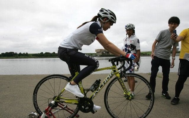 初めてロードバイクに乗るときは、交通量のないところで経験者に教えてもらおう