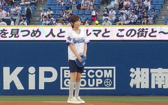 フリーアナ高島彩、浜スタに登板！…プリウスPHV に乗ってマウンドへ
