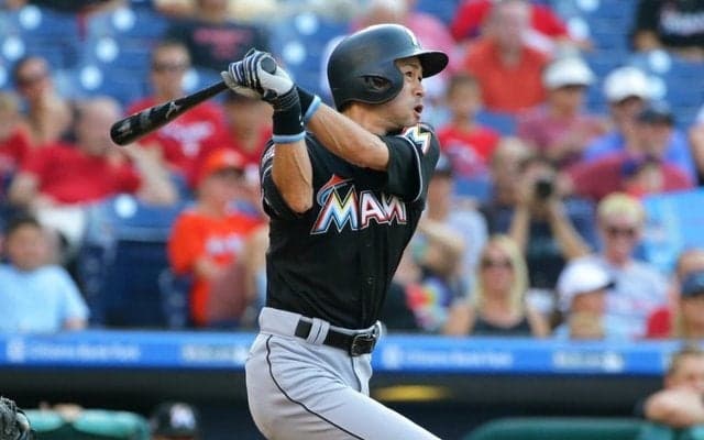 イチローが代打勝ち越し3ラン、右中間深部に132メートルの特大弾