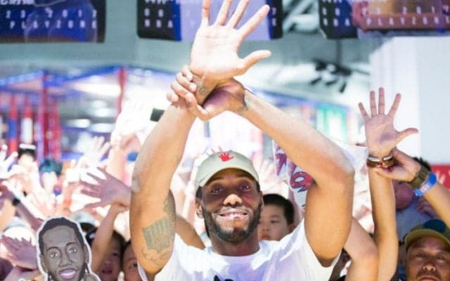 中国訪問中のカワイ・レナードの笑顔にマヌ・ジノビリが困惑「何があったんだ？」