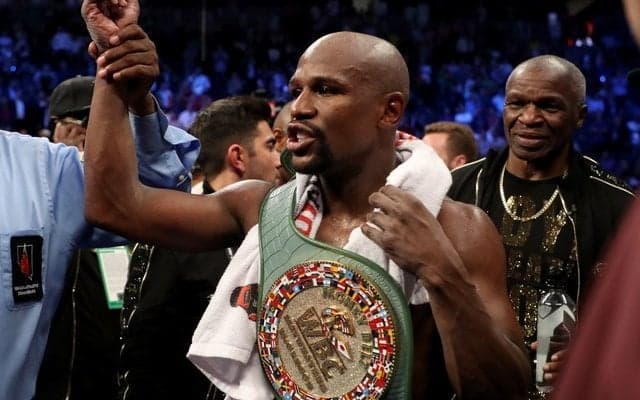 メイウェザーが10回TKO勝ち、11歳下のマクレガーを完封