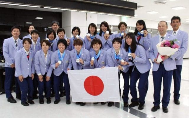 オーストラリアとの激闘から一夜、50年ぶりとなる銀メダルを獲得した女子ユニバーシアード代表が『笑顔』の凱旋帰国