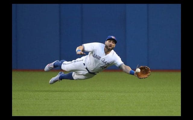完全に空中を“浮遊”!?　名手がMLB「シーズンベストキャッチの1つ」披露