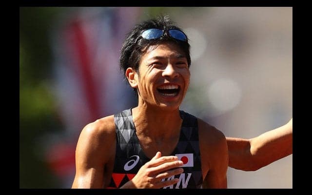 世界選手権銅の小林快が始球式　外野からマウンドまで競歩で登場に観客沸く